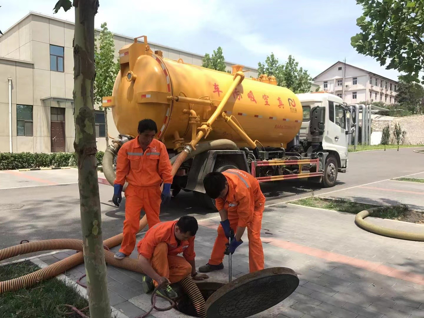 慈利管道疏通车停在窨井附近